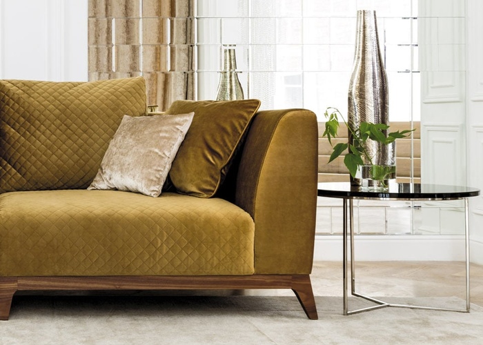 Компактный диван Canterville | Кентервиль от Tanagra в интерьере. Цвет коричневый / желтый / горчичный